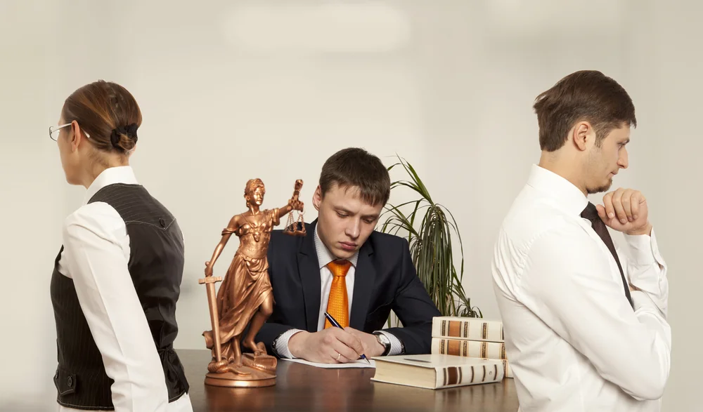 解雇をするのは、離婚裁判と同じように大変。